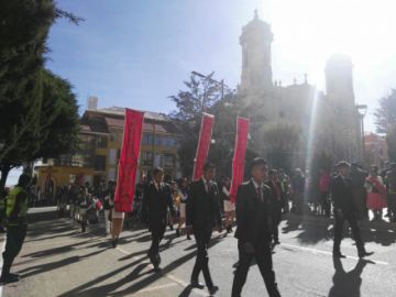 Las unidades educativas a su paso por el palco en la plaza 10 de Noviembre.