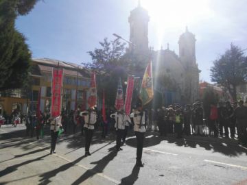 Las unidades educativas a su paso por el palco en la plaza 10 de Noviembre.