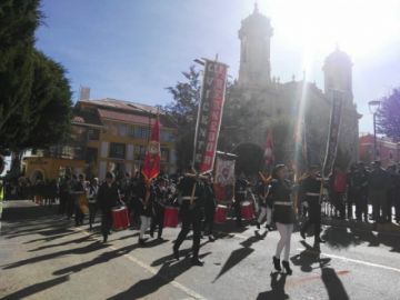 Las unidades educativas a su paso por el palco en la plaza 10 de Noviembre.