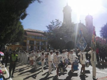 Las unidades educativas a su paso por el palco en la plaza 10 de Noviembre.