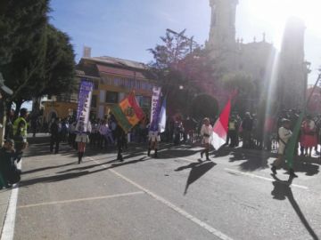 Las unidades educativas a su paso por el palco en la plaza 10 de Noviembre.