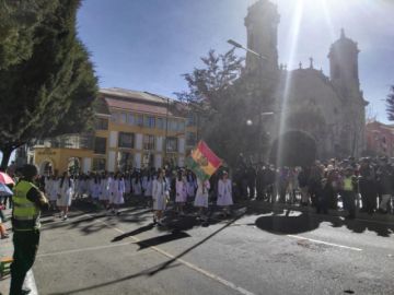Las unidades educativas a su paso por el palco en la plaza 10 de Noviembre.