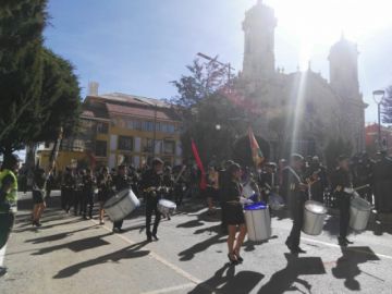 Las unidades educativas a su paso por el palco en la plaza 10 de Noviembre.
