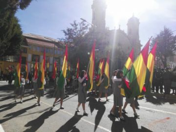 Las unidades educativas a su paso por el palco en la plaza 10 de Noviembre.