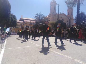 Imágenes del recorrido del desfile institucional.
