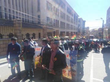 Imágenes del recorrido del desfile institucional.