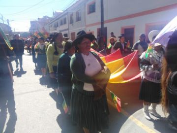 Imágenes del recorrido del desfile institucional.