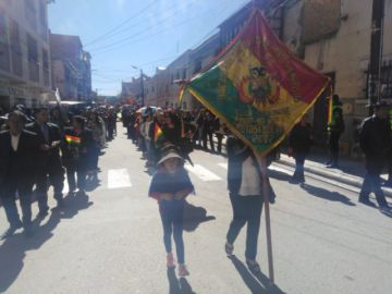 Imágenes del recorrido del desfile institucional.
