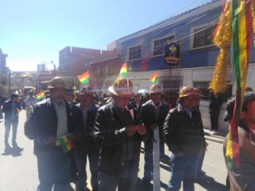 Imágenes del recorrido del desfile institucional.
