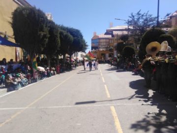 Imágenes del recorrido del desfile institucional.
