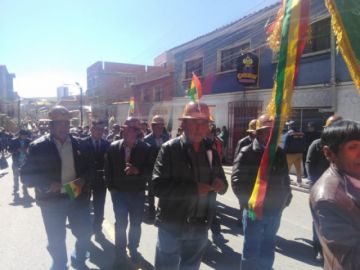 Imágenes del recorrido del desfile institucional.