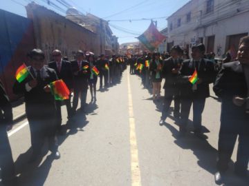 Imágenes del recorrido del desfile institucional.