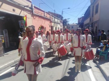 Imágenes del recorrido del desfile institucional.