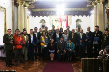 Los ciudadanos que recibieron la medalla posan con el gobernador Juan Carlos Cejas.