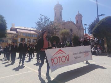 Imágenes del recorrido del desfile institucional.