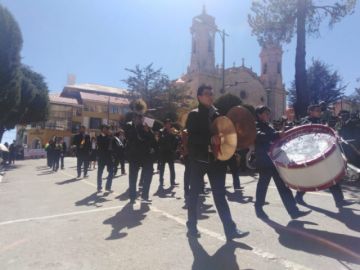 Imágenes del recorrido del desfile institucional.