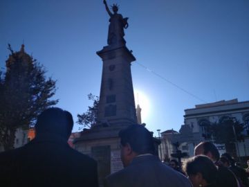Al pie de la estatua de la Libertad.