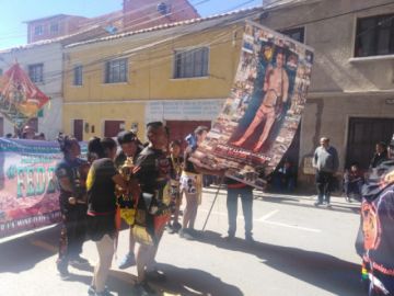 Imágenes del recorrido del desfile institucional.