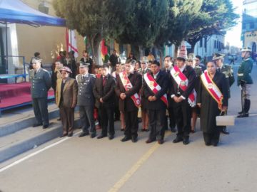 Autoridades en el frontis de la Gobernación.