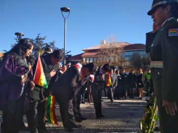 Homenaje del gobernador.