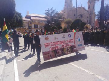 Imágenes del recorrido del desfile institucional.