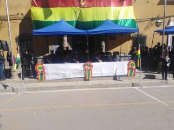 Imágenes del recorrido del desfile institucional.