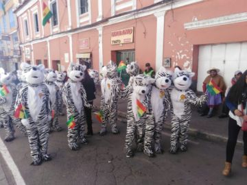 Imágenes del recorrido del desfile institucional.
