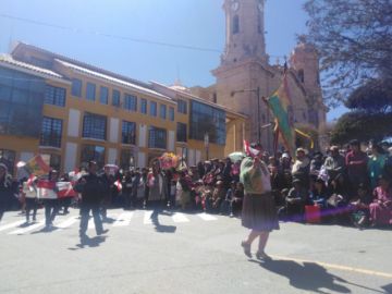 Imágenes del recorrido del desfile institucional.