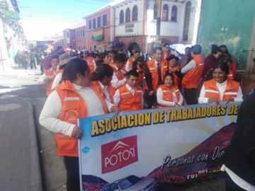 Imágenes del recorrido del desfile institucional.