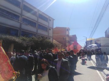 Imágenes del recorrido del desfile institucional.