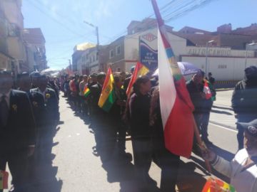 Imágenes del recorrido del desfile institucional.