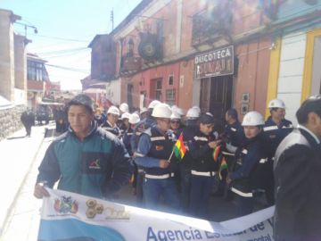 Imágenes del recorrido del desfile institucional.