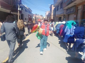 Imágenes del recorrido del desfile institucional.