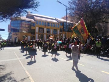 Imágenes del recorrido del desfile institucional.