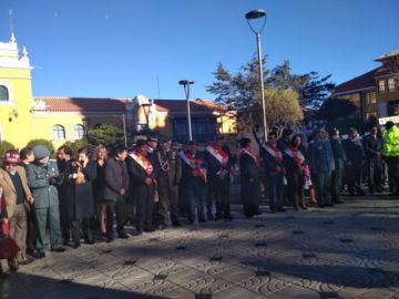 Autoridades en las ofrendas florales.