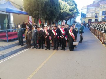 Autoridades en el frontis de la Gobernación.