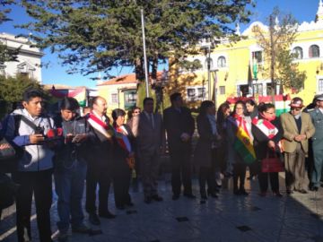 Autoridades en las ofrendas florales.