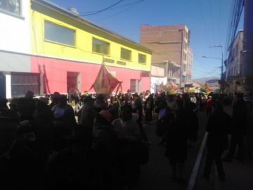 Imágenes del recorrido del desfile institucional.