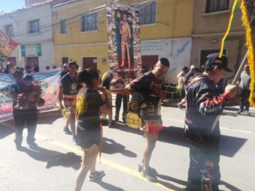 Imágenes del recorrido del desfile institucional.