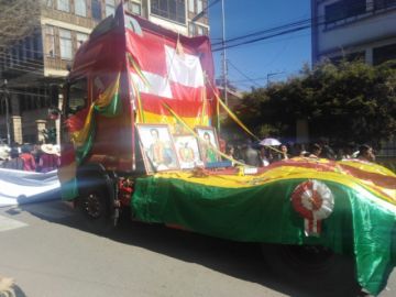 Imágenes del recorrido del desfile institucional.
