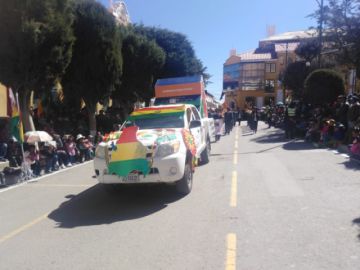 Imágenes del recorrido del desfile institucional.