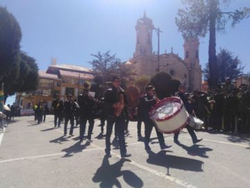 Imágenes del recorrido del desfile institucional.