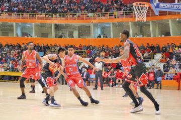 Ronald Arze, de la Vieja Casona, controla el balón.