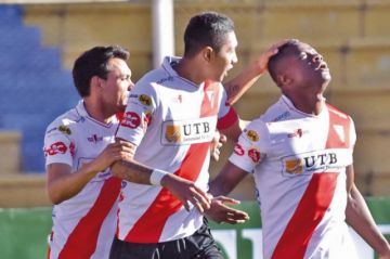 Sunny Omeregie (d) es abrazado por sus compañeros.