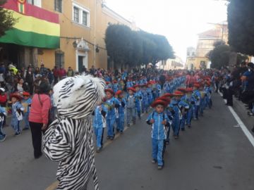 Bailarines llegan a la plaza 10 de Noviembre.