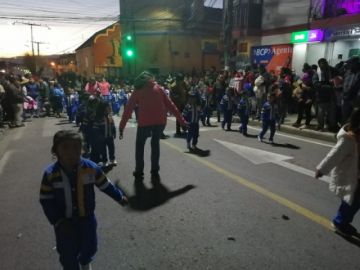 Las niñas danzan por las calles.