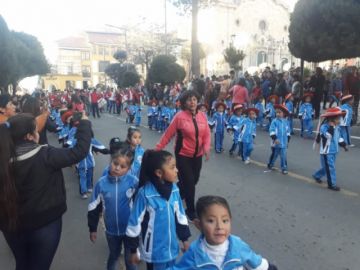 Bailarines llegan a la plaza 10 de Noviembre.