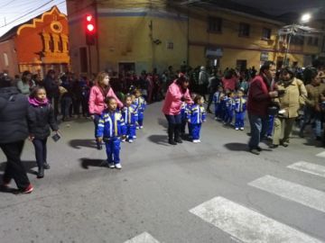 Las niñas danzan por las calles.