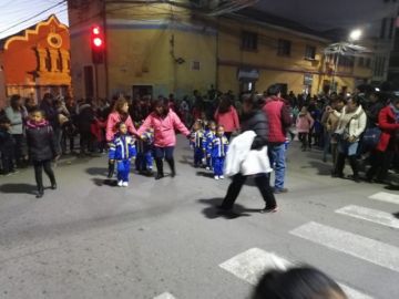 Las niñas danzan por las calles.