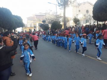 Bailarines llegan a la plaza 10 de Noviembre.